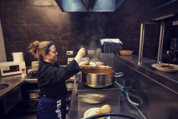 The Wife of Bicimed.com owner Thomas serving pasta © Photo: Uggi Kaldan // AltomCykling.dk 2015